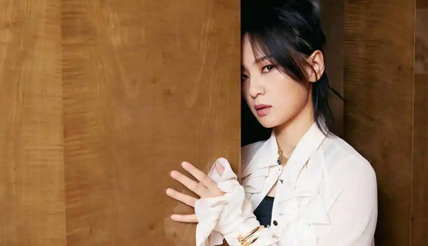 与吉克隽逸不同,周笔畅的音乐之路始于她在超级女声的出色表现.