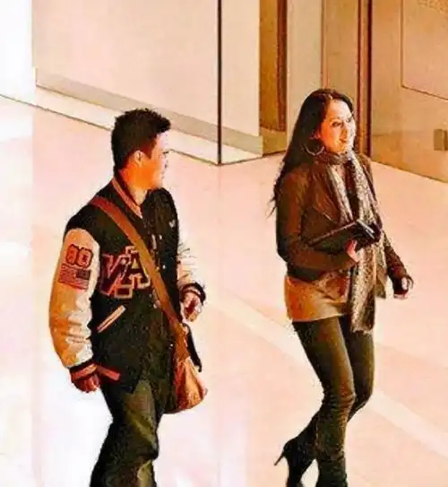 宁静大火后她22岁混血儿子凭借高糊照小火