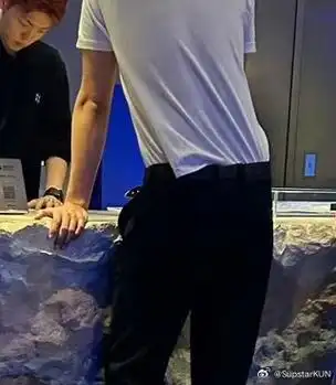 置顶蔡徐坤超话    就是我突然觉得他们两个好像情头啊    一黑一白