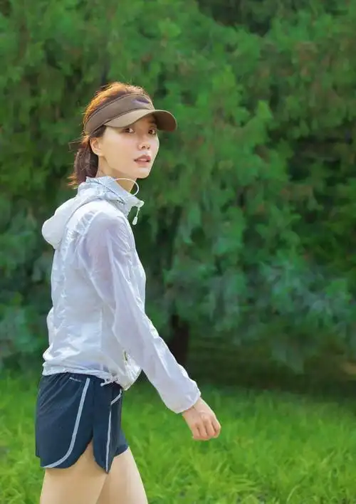 王珞丹展现了青春阳光的魅力,她是一位极具个人魅力和个人风格的演员.