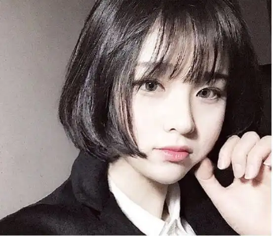 齐刘海短发造型,短bobo头加刘海甜美又减龄,秒变巴掌脸凸显萝莉气质.