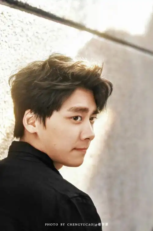 挑战每天按相册顺序发一张李易峰的照片##园园不断