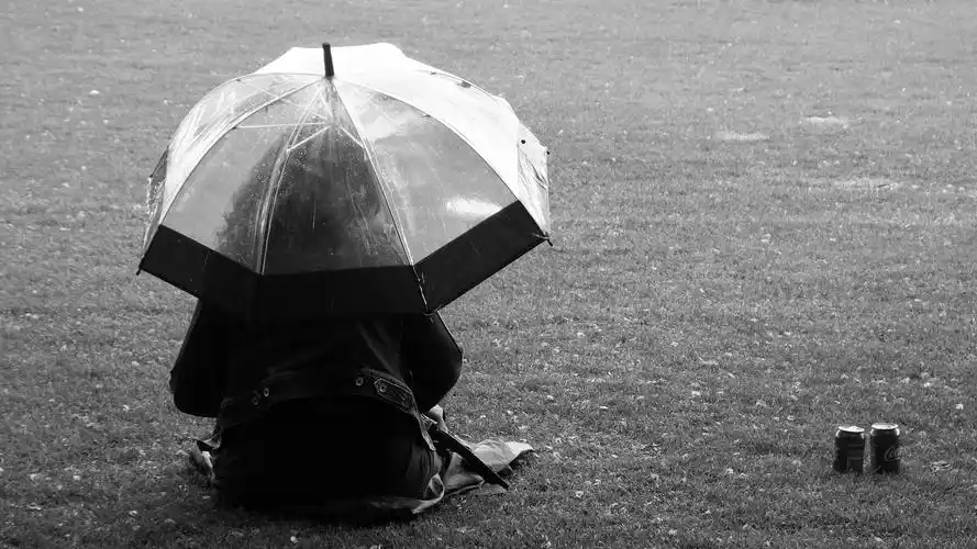 孤独一个人伤感黑白背影,壁纸图片,女孩-桌面城市