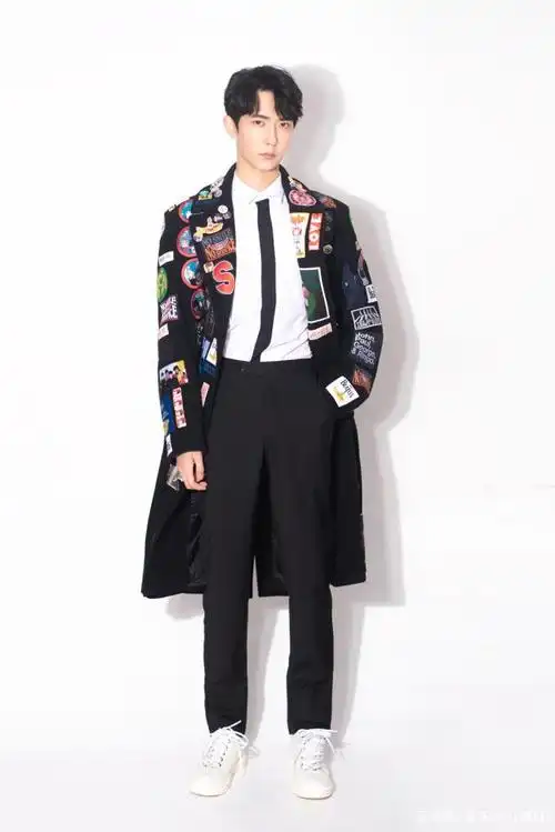 于朦胧最新写真曝光,徽章大衣释放温暖魅力