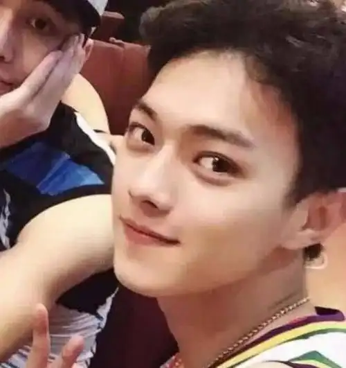 许凯青涩学生照片流出,基因优秀从小帅到大,现在还是"长残"了