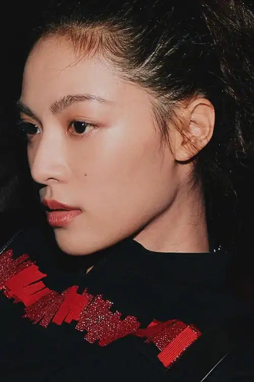 简介:钟楚曦利落时尚写真图片,分享一组钟楚曦图片给大家,图中的明星