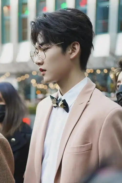 周柯宇粉西装金丝眼镜造型##into1风格大赏上班饭拍