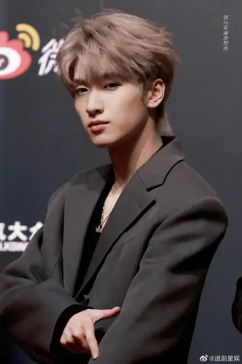 严浩翔杭州录制极限挑战穿搭##严浩翔复刻黑色深v毛衣造型