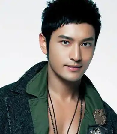 看过去像个"屌丝",高高的发际线,宽宽的腮帮子,宽大的鼻翼,单眼皮,方