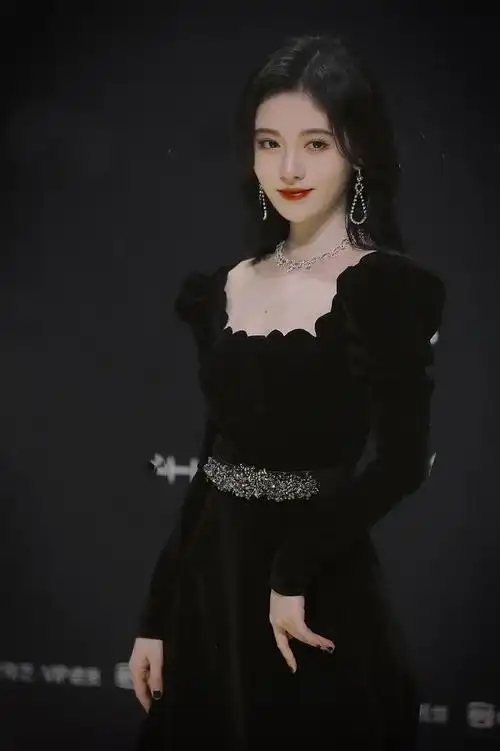 4000年美女鞠婧祎黑丝绒长裙搭配烈焰红唇,妆容效果简直美到犯规