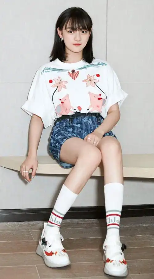 文淇这次的t恤图案很可爱,而且与她脚上这双鞋子的颜色搭配很一致