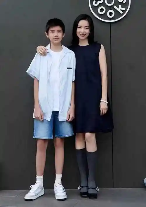 董洁晒儿子正脸,15岁顶顶长胡须变模样,五官与爸妈越长越不像_林森