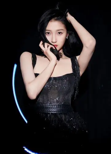 关晓彤身着黑色小礼服展露大长腿