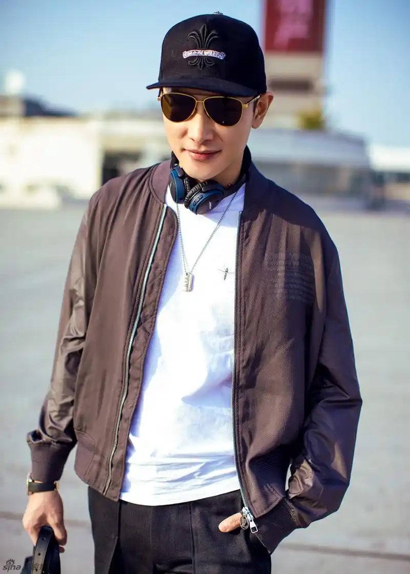 罗晋秋意街拍率性随型温柔浅笑暖意十足