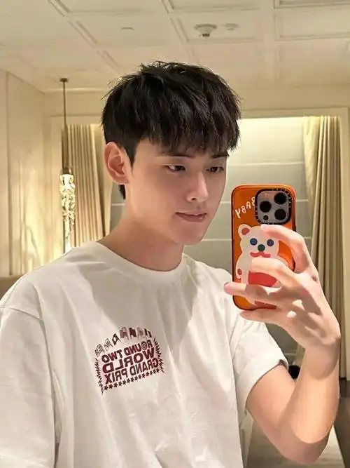 18~30岁的男生别乱剪发型,建议试试这3款潮流造型,超帅!