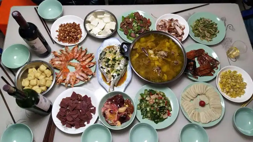 美味的饭菜摆满了饭桌,全家人说说笑笑的吃完了年夜饭,幸福的迎来了