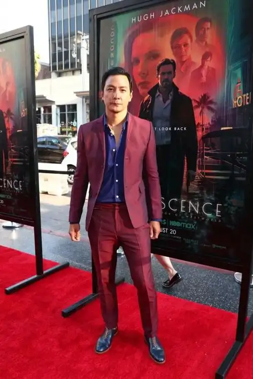 47岁吴彦祖男神归位!高调出席新片首映礼,酒红西装尽显熟男魅力