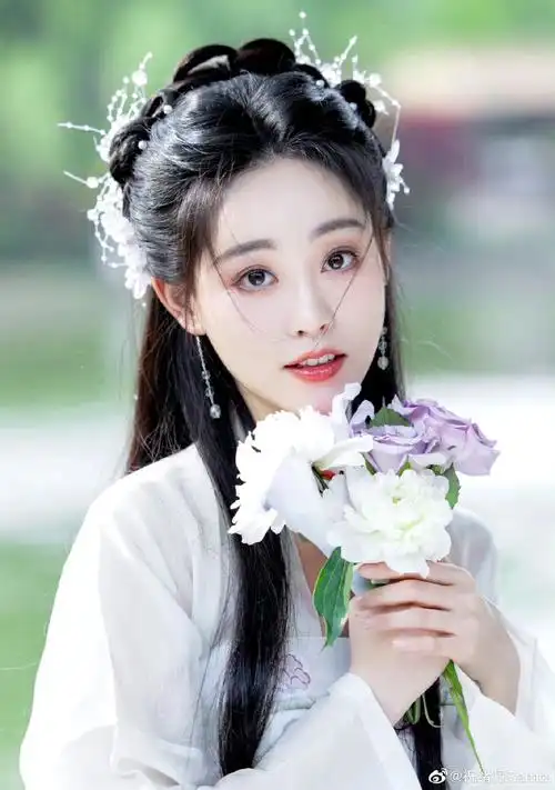 祝绪丹古风写真大片,一袭白衣,湖边执扇……_高清图集_新浪网