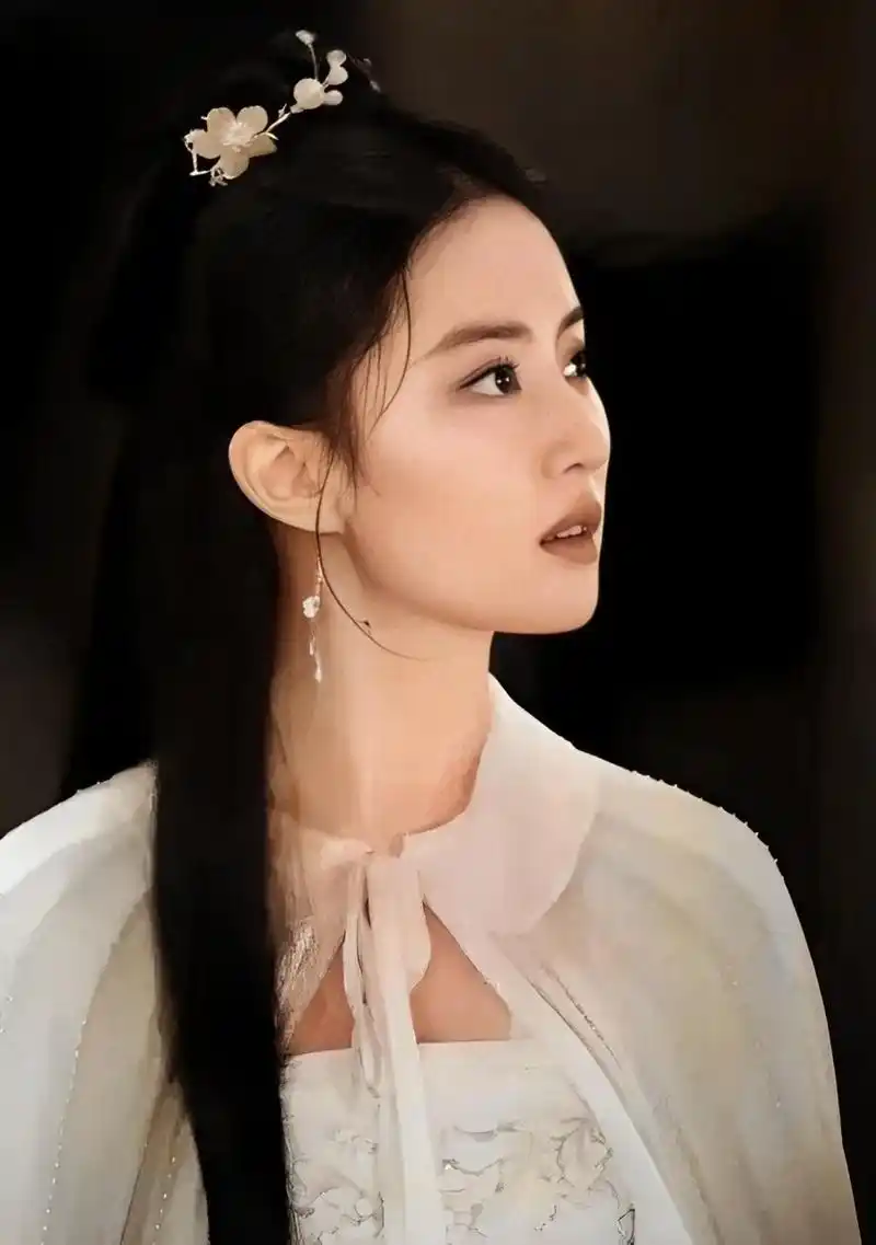 当杨颖baby和刘亦菲戴着同样的耳环时,一个戴满了风尘,另一个戴着高贵