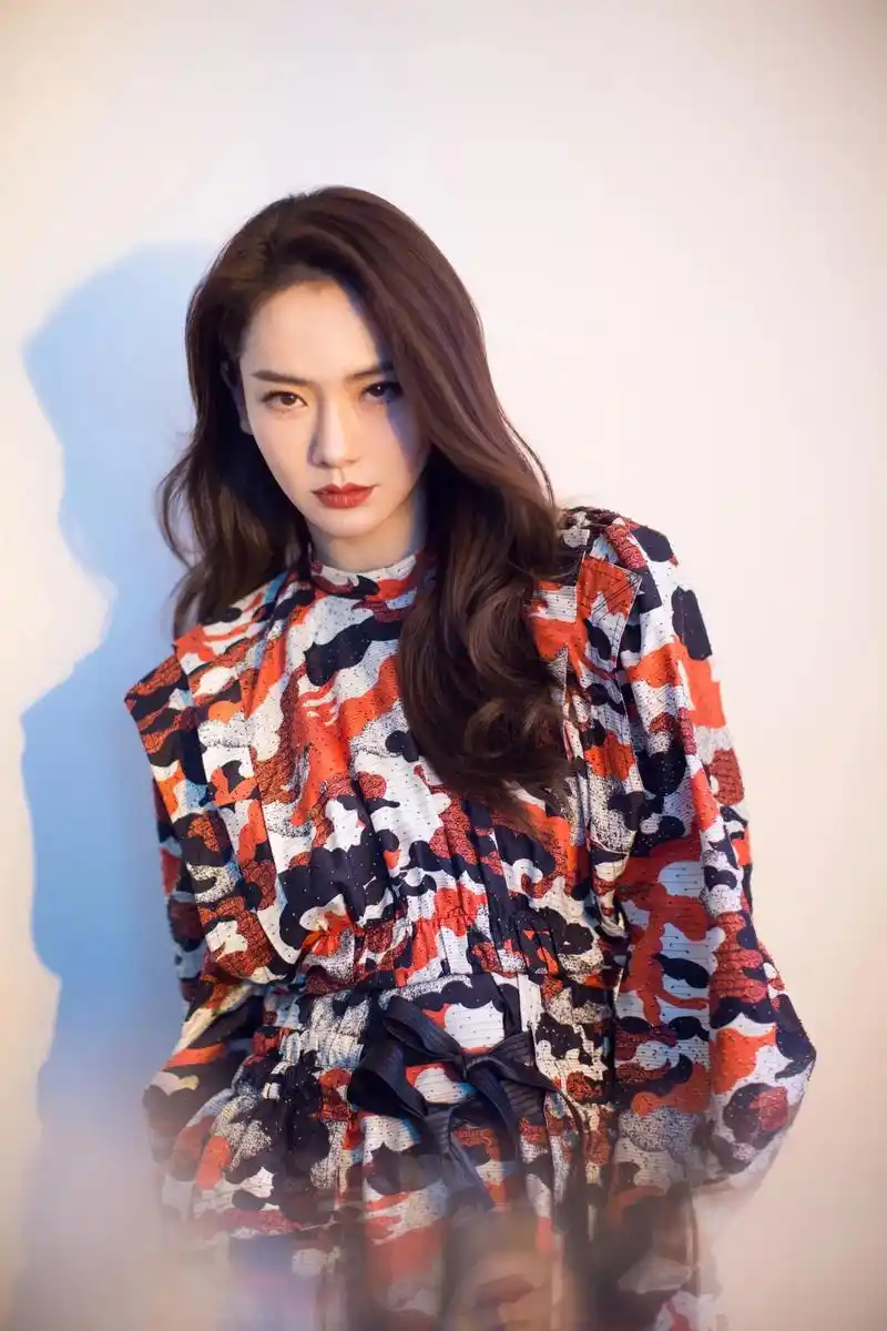 戚薇:演艺事业与家庭生活的完美平衡 戚薇是一位备受瞩目的女演员,她