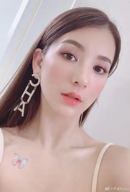 郭富城小21岁娇妻晒美照,身穿吊带大秀锁骨,五官精致皮肤白皙