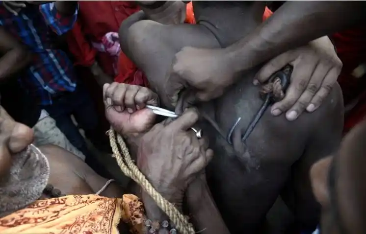 印度教信徒庆传统节日 上演恐怖穿刺表演