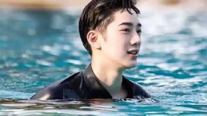本以为赖冠霖的青春感是靠化妆,看到他游泳后的照片:是真的奶罐