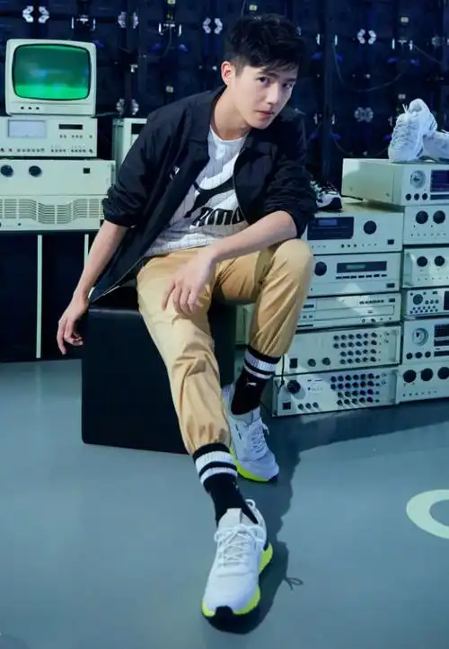 刘昊然公然学女明星,用袜子包裤脚凹长腿,够酷够炫就是不够高!