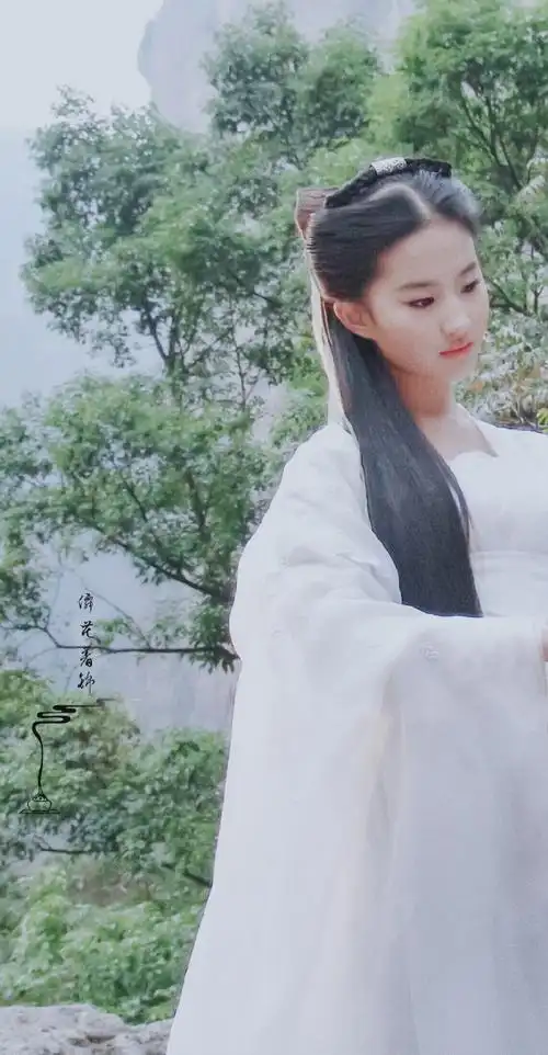 刘亦菲小龙女白衣舞剑旧照