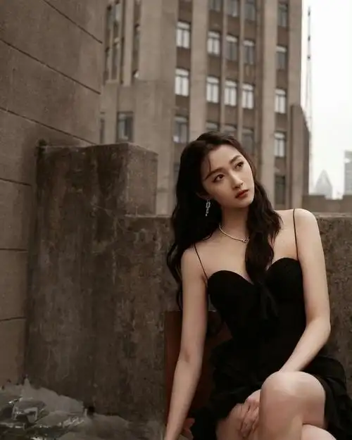 关晓彤微博之夜黑色拖尾裙 好想看到彤姐演一个类似猫女郎的角色