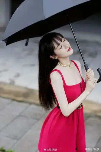 袁冰妍穿红色抹胸吊带裙超甜美!雪肤娇嫩太性感可人