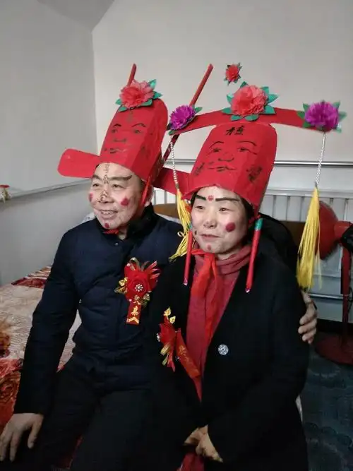 日子特殊,心情特殊,喜公公喜婆婆的妆容也特殊.