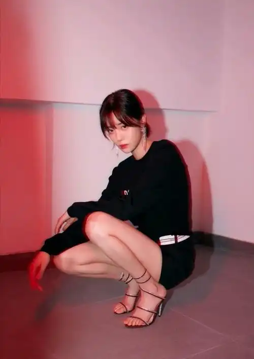 李溪芮的腿我是服气的,一般人穿不进的高跟鞋,她可以绕三圈