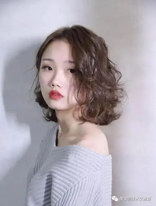 2021适合圆脸女生的4种烫发