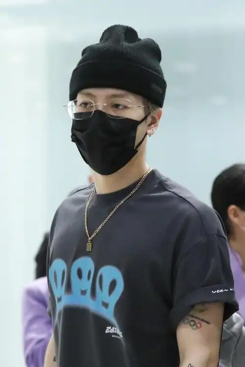 泰国到达02@王嘉尔眼镜小嘉好帅气!我们斯文又有礼貌的乖宝宝!