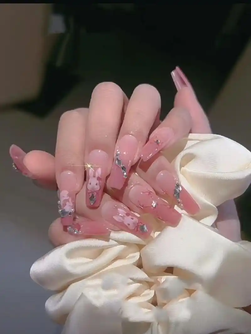 2023新年美甲74兔子72 今年流行款式美甲:粉色洛克兔兔美甲,钻石