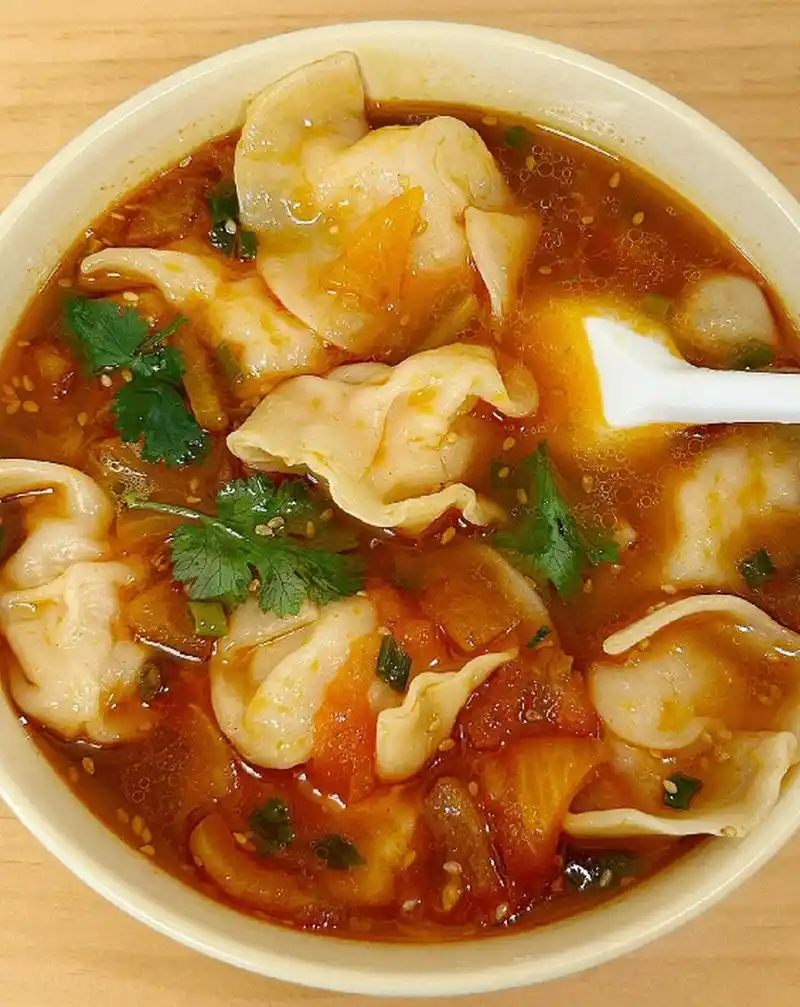 今天做普通酸汤饺子的升级版—番茄酸汤饺子汤汁是浓郁的番茄酸汤