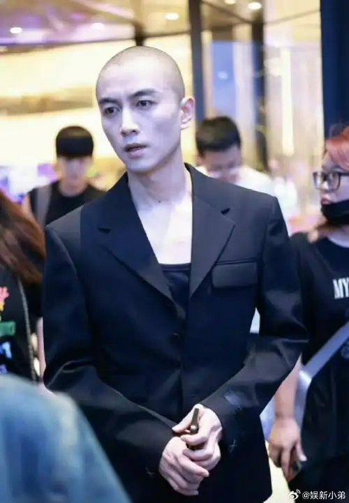 陈晓这光头造型如何?酷酷的