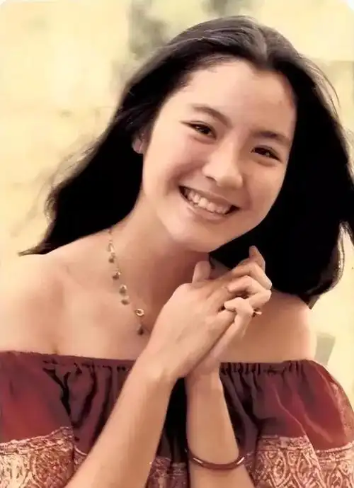 这其实并不奇怪,如果你翻看她早年间的照片,就会发现她年轻时真的是