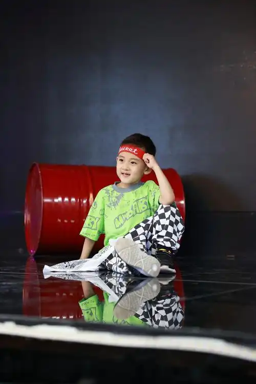 穿绿色衣服的儿童跳街舞抓拍