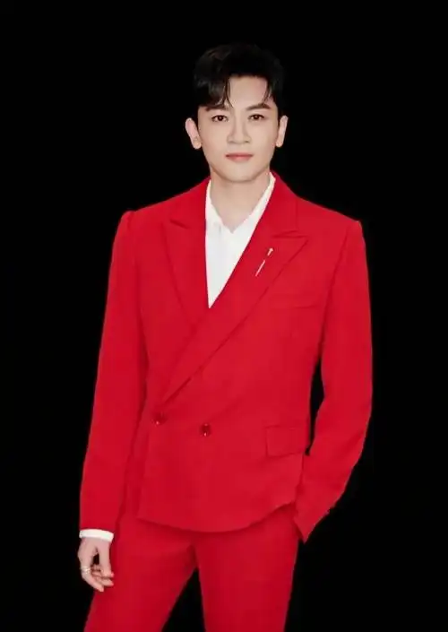 苏有朋为翻红急眼了穿红色西装遭网友吐槽走陈志朋人妖路线