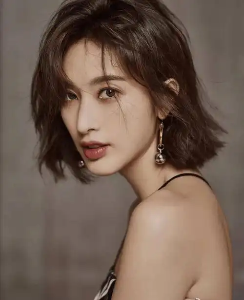 除了出色的演技,张俪的美丽外貌也是无可挑剔的.