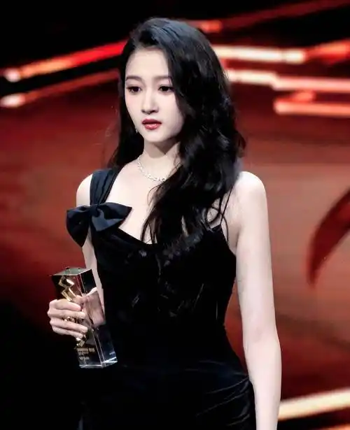 关晓彤庆生现场"霸凌"视频流出,全网炸了:这次被骂真不冤!