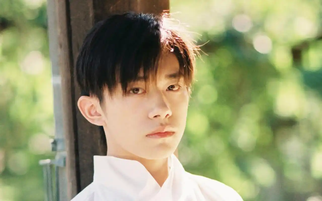 首页 桌面壁纸 元气少年易烊千玺高清桌面壁纸图片上一张下一张查看