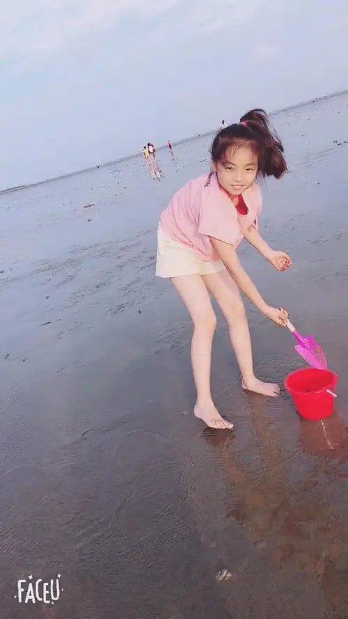 上海的海边去赶潮,拎着小桶去捡螃蟹虽然没有捡到但泥沙很软光着脚丫