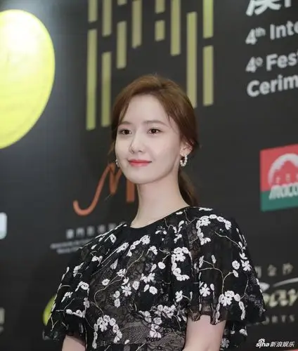 林允儿穿碎花洋裙清爽亮相澳门