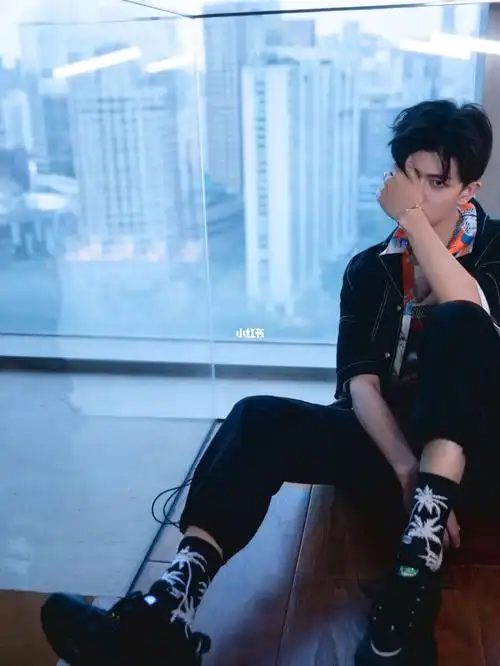 我看上了这双袜子040404_袜子_任嘉伦_人间理想任嘉伦_时尚_穿