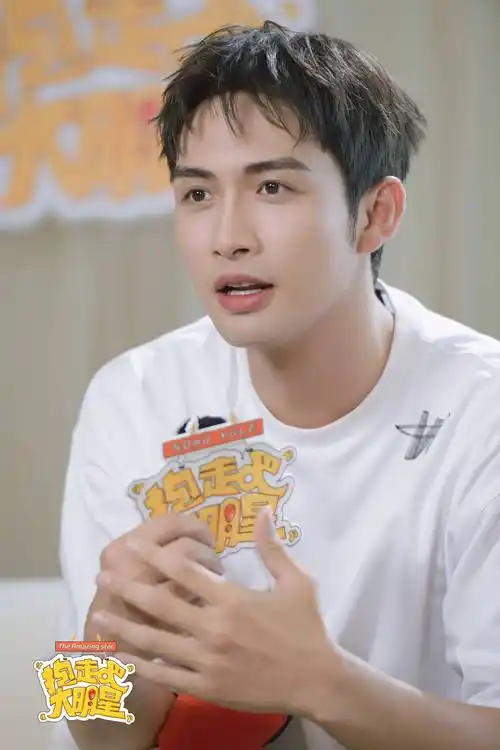 搜狐娱乐:徐燕时和张彬彬同时去追一个女生的话,谁的胜算比较大?