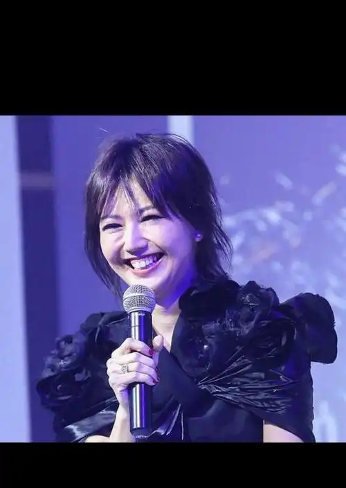 孙燕姿再无清纯模样厚粉底都遮不住细纹