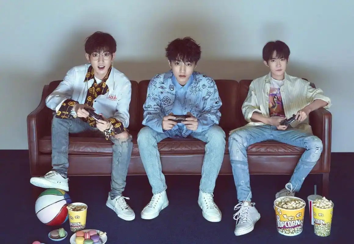 tfboys六周年演唱会海报合集,黑色西装尽显大长腿,让人羡慕